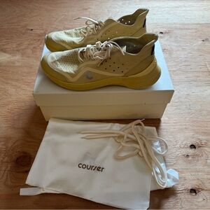 Courser ‘Uno’ Gold Sneakers